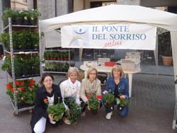 Volontarie al gazebo della Fondazione Ponte del Sorriso